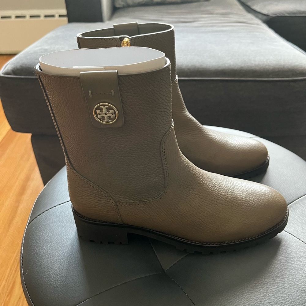 NWT - Tory Burch Oakridge Bootie in Tumbled Leather Size 6.5 (fits size 7)